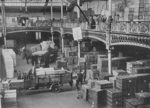 Der Versandraum eines der großen Regierungsdepots, 1915 von Unbekannt