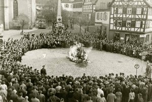Die Einrichtungs- und Ritualgegenstände aus der Synagoge in Mosbach auf dem Marktplatz am 10. November