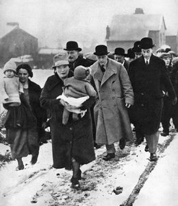 Der zukünftige Edward VIII. geht im Schnee in Winlaton, County Durham, 1929 von Unbekannt