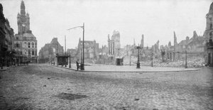 Die Ruinen und der Glockenturm von Douai, Frankreich, 1918