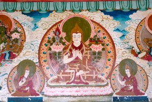 Tibetischer Buddhismus; Wandgemälde; Lama Tsongkharpa; Gelug-Schule; gelbe Kappen; Meditation; verschiedene Handhaltungen; Mudras; Yongning; Zhamei-Tempel; Lugu Hu Seegebiet; Yunnan Provinz; Volksrepublik China; Asien