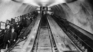 Rolltreppen der Tottenham Court Road U-Bahn-Station, London, 1926-1927 von Unbekannt