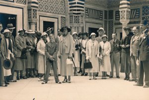 Touristen auf einem Ausflug von einer Kreuzfahrt, möglicherweise in Sidi Bou Said, Tunesien, 1936