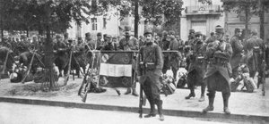 Truppen und Flagge der französischen 102. Infanterie, Saint-François-Xavier, Paris, Frankreich, August 1914 von Unbekannt