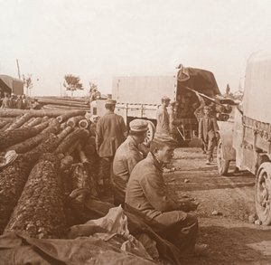 Lastwagen auf der Voie Sacrée, Verdun, Nordfrankreich, ca. 1914-ca. 1918 von Unbekannt