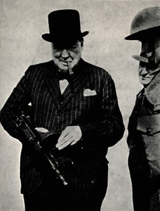 Ausprobieren eines Tommy-Guns, 1940, 1945 von Unbekannt