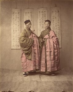 [Zwei chinesische Männer in passender traditioneller Kleidung], 1870er