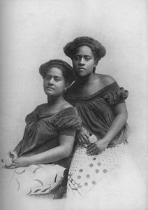Zwei fijianische Prinzessinnen mit europäisch gestyltem Haar, 1902 von Unbekannt