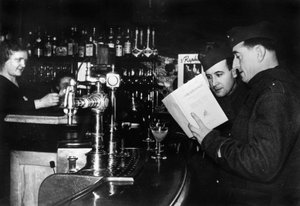 Zwei französische Soldaten im Urlaub in einem Café, ca. 1939-1940