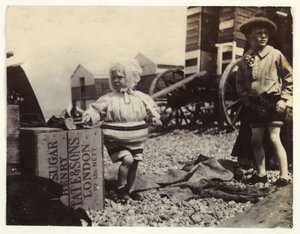 Zwei Kinder bei Badegeräten, um 1895