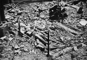 Zwei der Effigien der Ritter in der Rundkirche der Temple Church, ausgebrannt durch Feuer, 1941