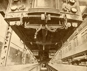 Unter der Erde: Unter einem elektrischen Wagen der District Railway, 1930 von Unbekannt