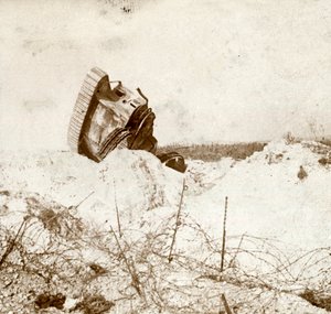 Unterseite eines beschädigten Panzers, ca. 1914-1918
