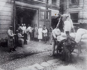 Entladen von Lebensmitteln, das Haus der Wissenschaftler, Petrograd, Russland, um 1920-1924