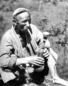 Usbekischer Mann raucht Kaljan, Samarkand, 1936