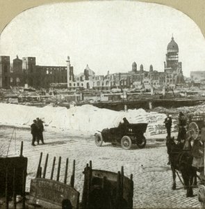 Blick von der Verteilungsstation der Moulder-Schule, zeigt Tonnen von Mehl auf dem Bürgersteig, 1906