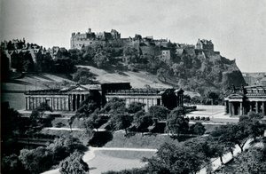 Blick auf die Nationalgalerie von Schottland und das Edinburgh Castle, ca. 1945