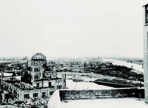 Ansicht der Stadt Hiroshima nach der Explosion der Atombombe: Ruine des Landwirtschaftsausstellungspalastes von Unbekannt