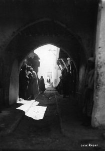 Blick durch einen Torbogen, Rabat, Marokko, ca. 1920er-ca. 1930er