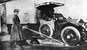 Freiwillige englische Fahrerin wäscht ihren Krankenwagen, Cambridge, Erster Weltkrieg, 1915