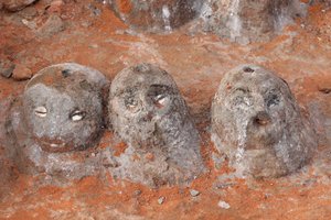 Voodoo-Fetische am Eingang eines Klosters. Togoville, Togo von Unbekannt