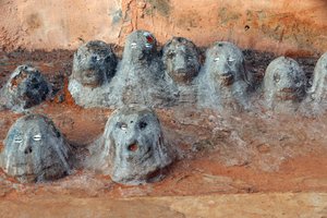 Voodoo-Fetische am Eingang eines Klosters. Togoville, Togo von Unbekannt