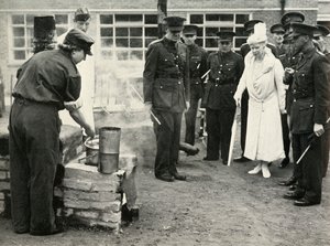 Beobachtung von A.T.S.-Mädchen bei der Arbeit... Armeeschule für Kochkunst in Aldershot, um 1941, 1951