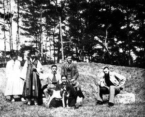 Westliche Besucher mit Einheimischen, Nam San, Korea, 1900 von Unbekannt