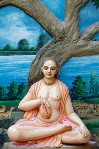 Als er Vrindavana besuchte, sang Sri Caitanya Mahaprabhu täglich Japa bei Imli Tala (Tamarindenbaum), der sich damals direkt am Ufer der Yamuna befand. Chaitanya Mahaprabhu (1486–1534) war ein Vaishnava-Heiliger und Sozialreformer im Osten von Unbekannt