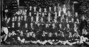 Winston Churchill in einer Gruppenfotografie an der Harrow School, um 1889, 1945
