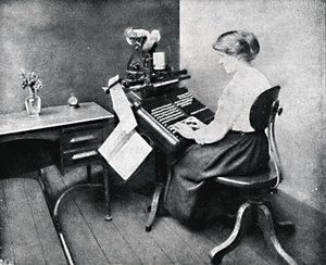 Frau an der Monotype-Tastatur, 1917 von Unbekannt