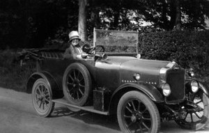 Frau fährt Auto, 1930