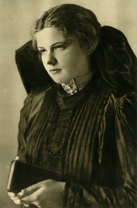 Frau in traditioneller Tracht, Oberösterreich von Unbekannt