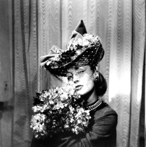 Frau mit Hut und Schleier, die einen Blumenstrauß hält, Paris, 1943 von Unbekannt
