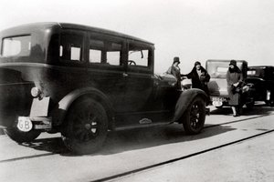Frauen und geparkte Autos, 1930 von Unbekannt