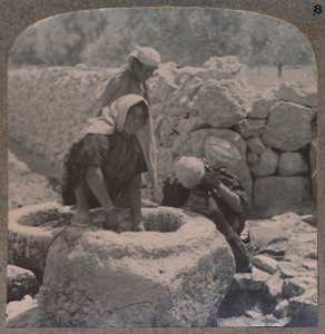 Frauen schöpfen Wasser am Brunnen der Weisen, auf dem Weg nach Bethlehem, ca. 1900