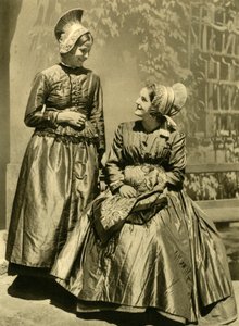 Frauen in traditioneller Tracht, Niederösterreich, ca. 1935