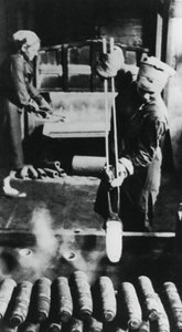 Frauen stellen Granathülsen in einer russischen Fabrik her, Zweiter Weltkrieg, 1943