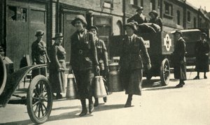 Frauenreservisten liefern Milch an ein Krankenhaus, Erster Weltkrieg, ca. 1914-1918, ca. 1920