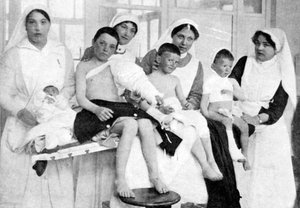 Verwundete Kinder aus Ypern mit Krankenschwestern in La Panne, Belgien, Erster Weltkrieg, 1914-1918, um 1920 von Unbekannt