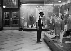Junger Mann beim Schaufensterbummel, USA, ca. 1941