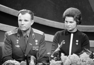 Juri Gagarin und Valentina Tereschkowa, russische Kosmonauten, 1963 von Unbekannt