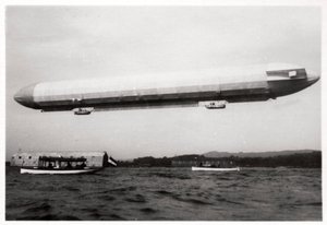 Zeppelin LZ3 in der Luft, Deutschland, um 1906-1908, 1933 von Unbekannt