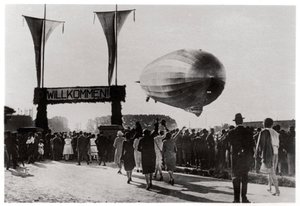 Zeppelin LZ 127 Graf Zeppelin landet in Friedrichshafen, Deutschland, 1933 von Unbekannt