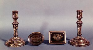 Ein Paar Louis XVI Kerzenhalter, eingelegt mit Gold und Perlmutt, mit zwei englischen 18. Jahrhundert Pique-Point-Boxen von Unbekannt Unbekannt