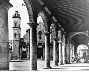 Ein Blick auf die alte Kathedralen-Plaza von Havanna, eingerahmt von den prächtigen Bögen eines angrenzenden Gebäudes, 1954