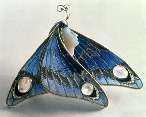 Jugendstil-Anhänger in Form eines Schmetterlings, ca. 1900 (Emaille und Speckstein)