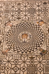 Carmona, Provinz Sevilla, Spanien. Römisches Mosaik der Medusa im Rathaus.
