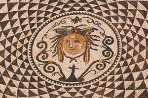 Carmona, Provinz Sevilla, Spanien. Römisches Mosaik der Medusa im Rathaus.
