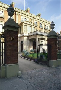 Außenansicht des Eingangs zu Hertford House, Manchester Square, London